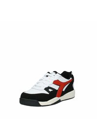 Scarpe sportive con superiore in rete bianca, accenti in suede nera e dettagli del logo rossi. Presentano lacci piatti e una soletta spessa in gomma nera.