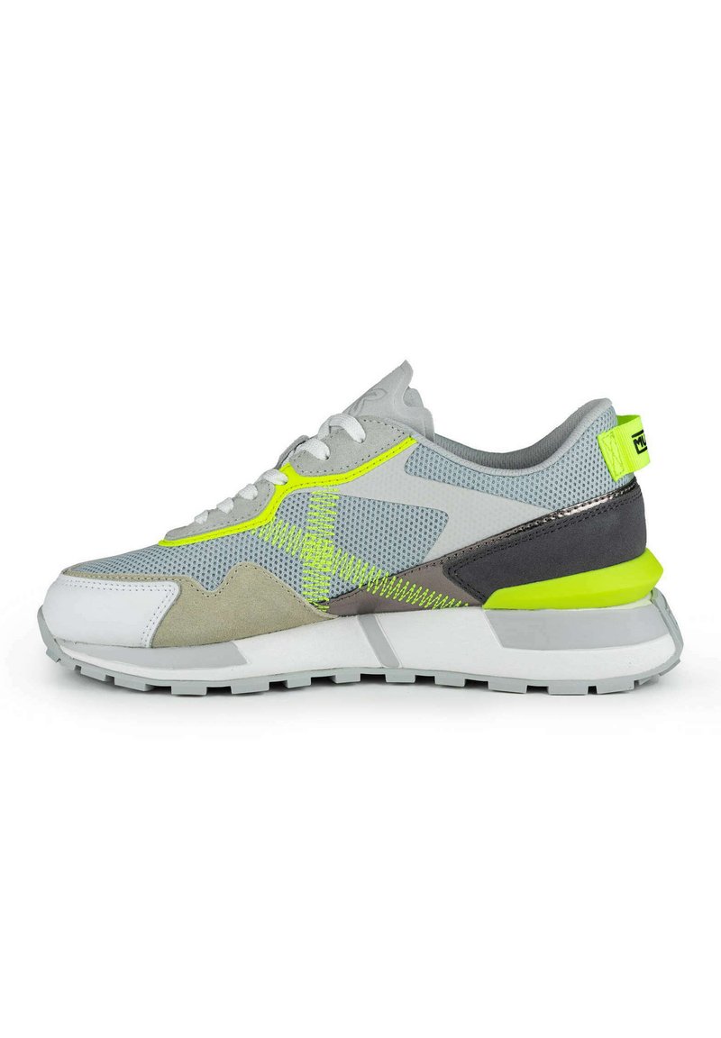 Zapatilla deportiva gris que presenta materiales de malla y ante, acentos en amarillo neón, una suela de goma texturizada y un logo en el talón.