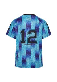 Blå og marineblå stribet sportstrøje med sort nummer 12 og teksten "LIGHT UP THE WORLD" i små bogstaver under nummeret på bagsiden.