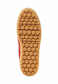 Semelle de chaussure rouge avec une base en caoutchouc naturel texturé, présentant des motifs de grip circulaires et une taille 37 clairement marquée sur le côté.