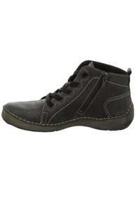 Botín negro de cuero hasta el tobillo con cordones y cremallera lateral. Presenta costuras contrastantes y una suela de goma flexible.