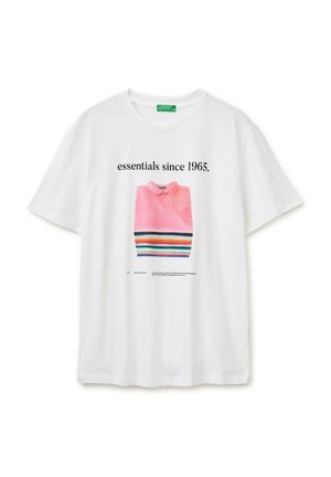 Camiseta blanca con un gráfico de una camisa polo rosa doblada y rayas coloridas, texto "essentials since 1965." encima del gráfico.