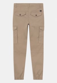 Beige cargobyxor med knäppta bakfickor, sidofickor med klaff, förstärkt sömnad och elastiska mudd vid anklarna.