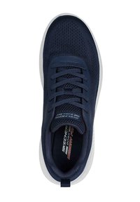 Scarpa sportiva navy con tomaia in rete, punta rotonda e suola bianca imbottita. Presenta lacci testurizzati e logo sulla linguetta.