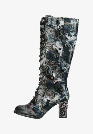 Stivaletto nero e grigio floreale con tacco alto, lacci, cuciture decorative e tacco a blocco ornamentale intagliato.