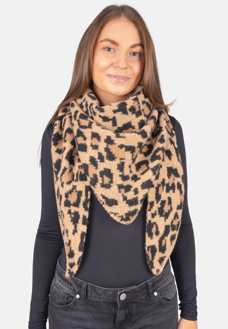 Leoprint-Schal in Beige und Schwarz, aus weichem Stoff, mit einem dreieckigen Design, der sich elegant über schwarze Kleidung legt.