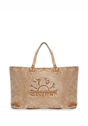 Grande borsa beige con due manici e un logo del sole in rilievo con la parola "SUNDEK" al centro davanti.