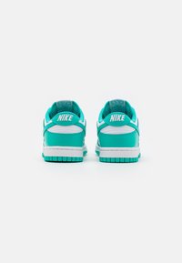 Nike Sportswear DUNK LOW RETRO - Sneakers basse - white/clear jade
