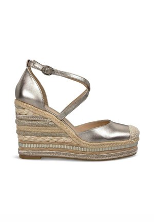 Metallisch zilveren espadrille wedge sandaal met enkelbandje, gevlochten jute zool, textiele teen en decoratieve geweven accenten. Rond geschuurd ontwerp.