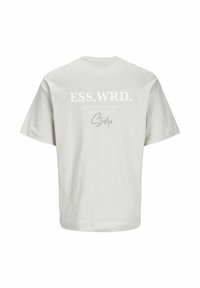 Lys grå oversized t-shirt med korte ærmer. Har hvid tekst på bagsiden: "ESS. WRD. Siden nitten90 Essentials Dept. Studio."