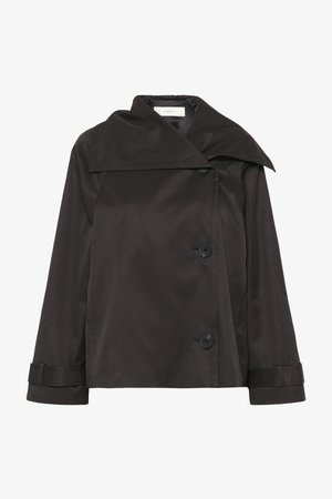 Veste courte noire avec large col, fermeture avant asymétrique par boutons et sangles réglables aux poignets.