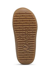 Suola di scarpa in gomma marrone con motivi testurizzati, caratterizzata da scanalature orizzontali e un logo circolare; contrassegnata con "Natúrn" e un numero di taglia.