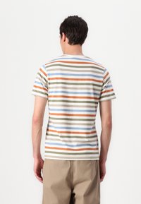 Gestreiftes T-Shirt mit kurzen Ärmeln, in Farben wie Olivgrün, Orange, Hellblau und Beige; aus weichem Stoff mit lässiger Passform.