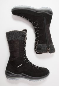Schwarze Wanderschuhe mit einer Wildlederoberfläche, Wollelementen und grauen Schnürsenkeln. Sie verfügen über einen Reißverschluss und eine strukturierte Sohle für besseren Halt.