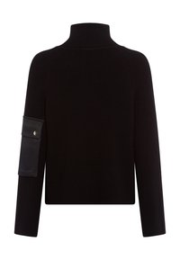 Schwarzer gerippter Pullover mit hohem Kragen, ausgestattet mit einer abnehmbaren schwarzen Stofftasche am linken Ärmel, entworfen mit langen Ärmeln und einem kastigen Schnitt.