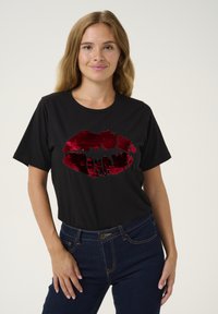Culture CUFORA GITH SEQUINS - Marškinėliai su spaudiniu - black w red