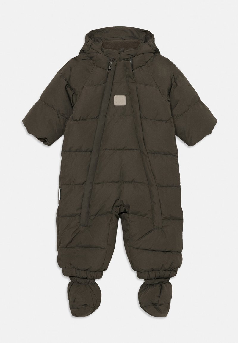 Padded snežni kombinezon v temno olivno zeleni barvi. Ima kapuco, kratke rokave in pripete čevlje. Vključuje sprednji zadrgo in kvadratno logotipno nalepko.