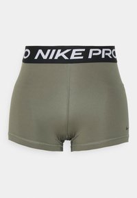 Shorts de compression Nike Pro vert olive avec ceinture noire arborant "NIKE PRO" en blanc et petit logo Nike swoosh noir sur l'ourlet gauche.