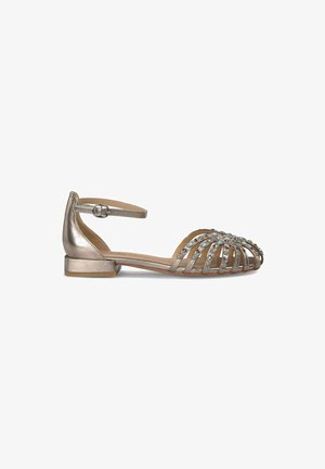 Metalen gouden platte schoen met open teen ontwerp, enkelband en decoratieve kralen langs de voorkant. Gladde textuur, lage hak.