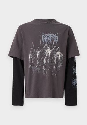 Sötétszürke réteges hosszú ujjú póló grafikával, amelyen öt köpenyes alak lovakon lándzsát tartva, és felettük stilizált szöveg látható.