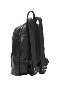 Czarny skórzany plecak z regulowanymi szelkami, gładką fakturą, zaokrąglonym kształtem, bocznymi kieszeniami i srebrnymi akcentami.