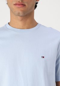 Tommy Hilfiger SEASONAL SOLID TEE - Basic T-shirt - breezy blue