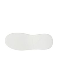 Weißer Gummi-Schuhsohle mit strukturiertem Muster und leichter Krümmung, mit glatter Oberfläche und minimal sichtbarem Branding.