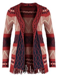 Long cardigan à ouverture avant avec motifs géométriques rouge, marine et beige et ourlet à franges, présentant des motifs tricotés en zigzag et losange.