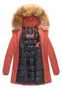 Oranžinė parka striukė su pūkais išklota kapuce, juoda šilta vidinė dalis, raukšlių rankogaliai ir užtrauktukas kišenėje. Yra etiketė su logotipu ir priežiūros instrukcijomis.