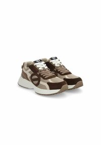 Baskets marron et beige avec un design en maille, des accents en daim et des semelles en caoutchouc texturé. Présente des lacets blancs et un logo sur la languette.