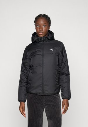 Veste matelassée noire avec un col haut et une capuche. Dotée d'une fermeture éclair à l'avant et d'un logo Puma blanc sur la poitrine. Texture lisse et design ajusté.