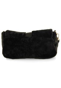 Črna torbica z teksturo dlakastega krzna in pravokotno obliko. Ima zadrgo in zlato-okrašene kovinske detajle. Mehki in puhasti videz.