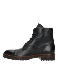 Zwarte leren enkelboots met een ronde neus, voorzien van een vetersluitingssysteem, een gestructureerde afwerking en een robuuste zool met bruine accenten.