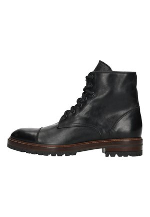 Bottines en cuir noir à bout rond, avec un design à lacets, une finition texturée et une semelle robuste avec des accents bruns.