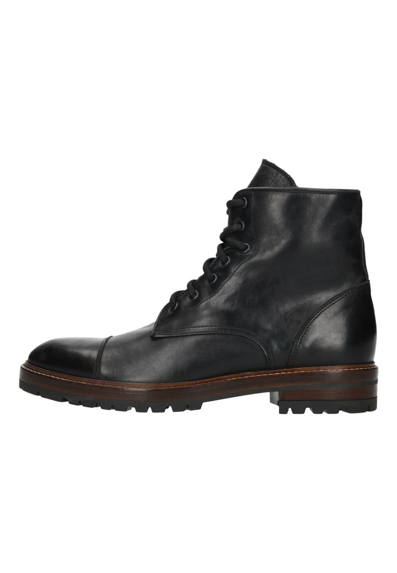 Zwarte leren enkelboots met een ronde neus, voorzien van een vetersluitingssysteem, een gestructureerde afwerking en een robuuste zool met bruine accenten.