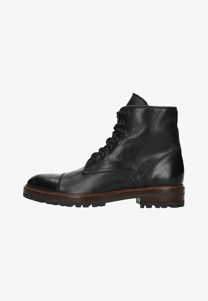 Bottines en cuir noir à bout rond, avec un design à lacets, une finition texturée et une semelle robuste avec des accents bruns.