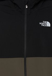 Chaqueta con capucha en negro y verde oliva con cremallera frontal. Presenta un logo en la parte superior izquierda y una textura suave y mate.
