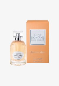 Klare Glasparfümflasche mit einer geflammten Gestaltung, silberner Kappe und lichtpfirsichfarbener Flüssigkeit. Begleitet von einer orangefarbenen Schachtel mit silberner Beschriftung.