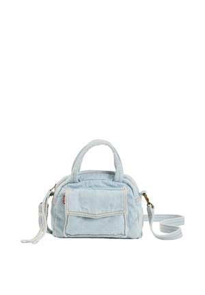 Petit sac à main en denim bleu clair avec une poche avant à rabat, deux poignées et une bandoulière amovible, isolé sur fond blanc.