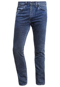 Vaqueros de mezclilla azul oscuro con corte slim, que cuentan con un diseño clásico de cinco bolsillos y cremallera. La tela muestra sutiles desvanecidos y textura.