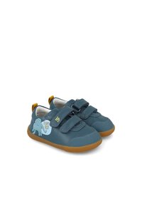 Zapatos infantiles de cuero azul con dos correas de velcro, suelas de goma y un gráfico de un elefante de dibujos animados que dice "Puedo volar".