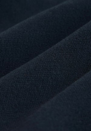 Tekstiil, tume mereväe sinine kangas pehme, tekstuurse pinnaga, millel on peen kudum ja nähtavad kiud; õrnalt voltidega langev.