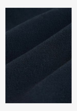 Material textil, țesătură de culoare bleumarin închis, cu o suprafață moale și texturată, având o țesătură fină și fibre vizibile; scăldată în pliuri delicate.