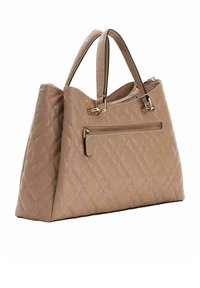 Borsa beige trapuntata con doppi manici superiori, ferramenta dorata, tasca frontale con cerniera e forma strutturata. Finitura strutturata e design lineare.