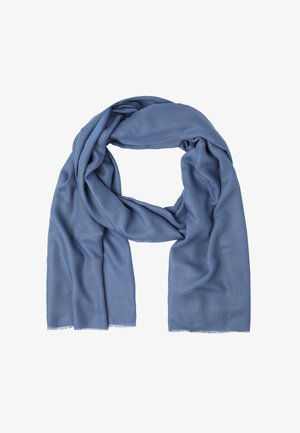 Modra lahka tkanina šal, rahlo preložena z mehkimi gubami in rahlo razcepljenimi robovi na belem ozadju.