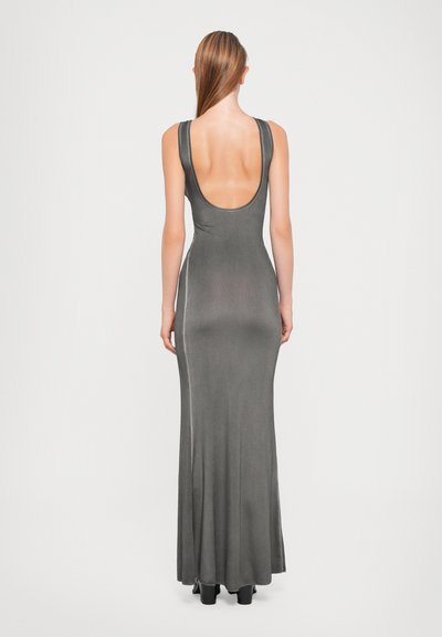 Abito maxi grigio senza maniche con schiena bassa, realizzato in un tessuto liscio e stretch, caratterizzato da una silhouette aderente e una gonna fluida.
