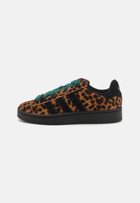 Sneakers med leopardmönster, svarta sammetsränder, gröna snören och en svart gummisulor, med en lågprofil-silhuett.