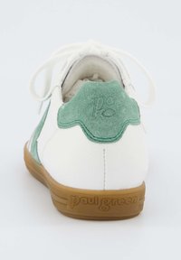 Baskets en cuir blanc avec des accents en daim vert, bout rond et lacets blancs. Présente une semelle en caoutchouc brun texturé et un logo embossé à l'arrière.