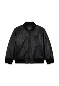 Czarna skórzana kurtka bomber z prążkowanym kołnierzem i mankietami, zamkiem błyskawicznym z przodu, dwoma bocznymi kieszeniami oraz tłoczonym logo na piersi.