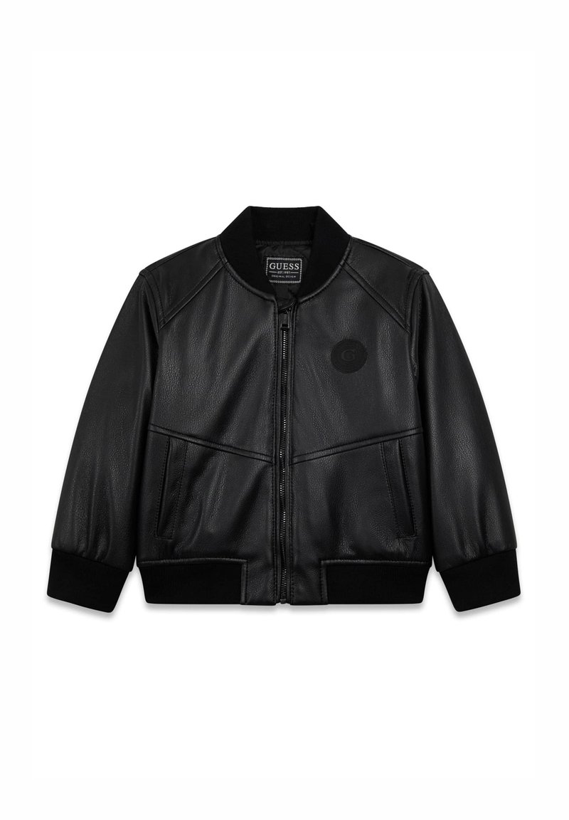 Czarna skórzana kurtka bomber z prążkowanym kołnierzem i mankietami, zamkiem błyskawicznym z przodu, dwoma bocznymi kieszeniami oraz tłoczonym logo na piersi.
